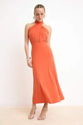 TRENDYOLMİLLA Turuncu Halter Yaka Shift/Düz Kesim Maxi Örme Elbise TPRSS26EL00063