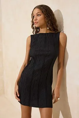 TRENDYOLMİLLA Siyah Düz Bodycon Kayık Yaka Kolsuz Mini Dokulu Örme Elbise TWOSS26EL00009