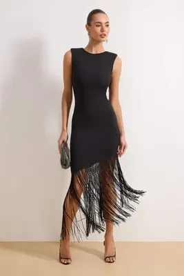 TRENDYOLMİLLA Siyah Püskül Detaylı Vatkalı Bodycone/Vücudu Saran Maxi Örme Party Elbise TPRSS26EL00080