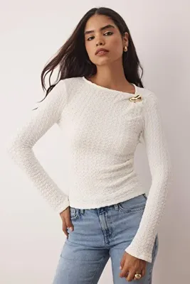 TRENDYOLMİLLA Ekru Fitted/Vücuda Oturan Aksesuar Detaylı Dokulu Uzun Kollu Esnek Örme Bluz TWOAW26BZ00134