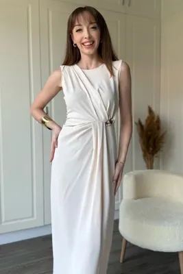 Dilay Gökoğlu Butik Bej Drapeli Aksesuar Detaylı Yırtmaçlı Elbise