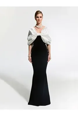Nur Karaata Buckingham Gown