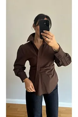 Qu Style Modern Stil Drapeli Çapraz Düğmeli Kadın Gömlek – Kahverengi
