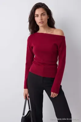 TRENDYOLMİLLA Bordo Yumuşak Dokulu Kayık Yaka Yandan Büzgülü Triko Kazak TWOAW27KZ00116