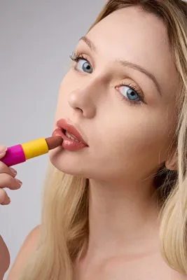 Farfasha Lip Stick Fiyonklu Parlak Bitişli Ruj
