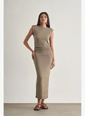 Mizalle Yan büzgü Detaylı Vatkalı Uzun Kolsuz Vizon Bodycon Elbise