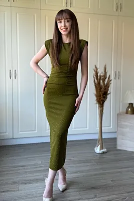 Dilay Gökoğlu Butik Vatkalı Taşlı Yırtmaçlı Midi Haki Elbise