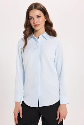 Tudors Kadın Slim Fit Dar Kesim Vucüda Oturan Uzun Kollu Gizli Düğme Detaylı Mavi Basic Gömlek