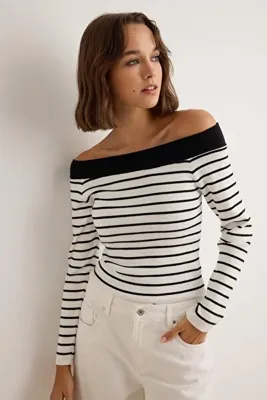 TRENDYOLMİLLA Siyah Carmen Yaka Çizgili Crop Triko Kazak TWOAW27KZ00249
