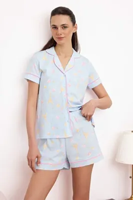 TRENDYOLMİLLA Mavi %100 Pamuklu Eğlence Makaron ve Paris Desenli Biyeli Örme Pijama Takımı THMSS26PT00122