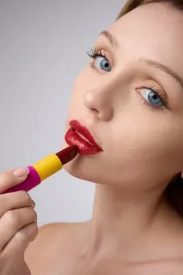 Farfasha Lip Stick Fiyonklu Parlak Bitişli Ruj