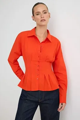 TRENDYOLMİLLA Kırmızı Pili Detaylı Pamuk Lycralı Bele Oturan Gömlek TWOAW27GO00115