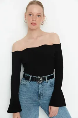 TRENDYOLMİLLA Siyah Carmen Yaka Triko Kazak TWOAW22KZ2218