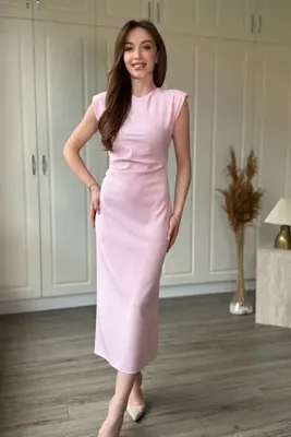 Dilay Gökoğlu Butik Vatkalı Taşlı Yırtmaçlı Midi Pembe Elbise