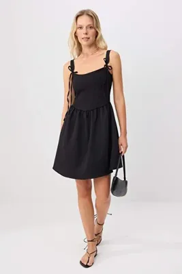 TRENDYOLMİLLA Siyah Bağcık Askılı Skater/Belden Açılan Kısa / Mini Dokuma Elbise TWOSS26EL01021