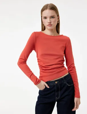 Koton Pamuklu Slim Fit Kayık Yaka Drapeli Uzun Kollu Tişört