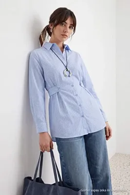 Trendyol Modest Mavi Çizgili Arkası Lastikli Fitted/Bele Oturan Pamuklu Gömlek TCTSS26TG00017