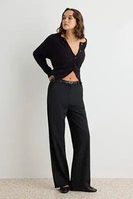 TRENDYOLMİLLA Siyah Kemerli Straight/Düz Kesim Kumaş Pantolon TWOAW27PL00059