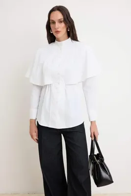 Trendyol Modest Beyaz Pelerin Detaylı Fitted/Bele Oturan Pamuklu Gömlek TCTSS26TG00012