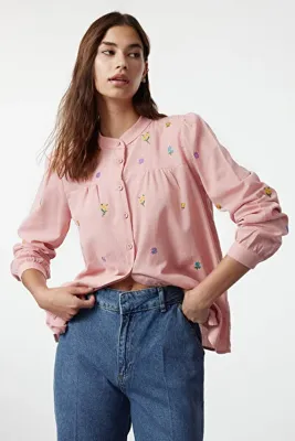TRENDYOLMİLLA Pudra Çiçek Nakışlı Oversize Dokuma Gömlek TWOSS23GO00152