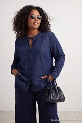 Trendyol Curve Koyu Mavi Bisiklet Yaka Dökümlü Denim Büyük Beden Gömlek TBBAW27AX00019