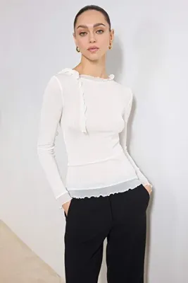 TRENDYOLMİLLA Ekru Transparan Fitted/Vücuda Oturan Uzun Kollu Volanlı/Fırfırlı Dokulu Örme Bluz TWOSS26BZ00201