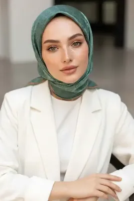 Vissona %100 Twill İpek Monogram Desenli Benetton Yeşili Renkli 90x90 Eşarp Dikim Şekli : El Dikişi