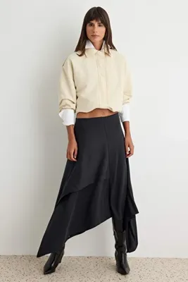TRENDYOLMİLLA Siyah Dökümlü Yumuşak Kumaş Çok Katlı Maxi Boy Örme Etek TWOAW27ET00144