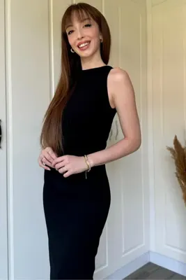 Dilay Gökoğlu Butik Drapeli Midi Siyah Elbise