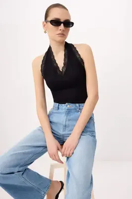 TRENDYOLMİLLA Siyah Fitted/Vücuda Oturan Boyundan Bağlamalı Dantel Detaylı Kolsuz Yumuşak Örme Bluz TWOSS26BZ00596