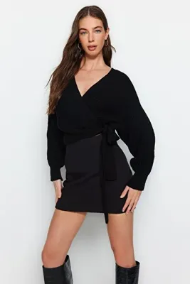 TRENDYOLMİLLA Siyah Kruvaze Yaka Crop Triko Kazak TWOAW24KZ00865