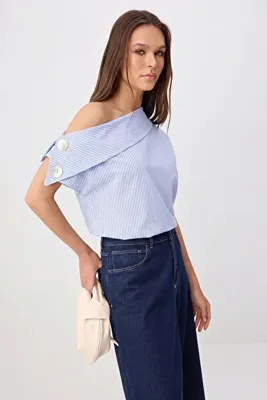 TRENDYOLMİLLA Mavi Çizgili Asimetrik Yaka Düğme Detaylı Dokuma Bluz TWOSS26BZ00842