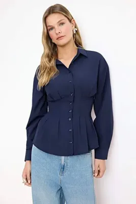 TRENDYOLMİLLA Lacivert Bele Oturan Gipe Detaylı Gömlek TWOAW26GO00008