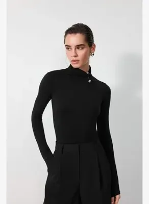 Vatkalı Aksesuar detaylı basic bluz
