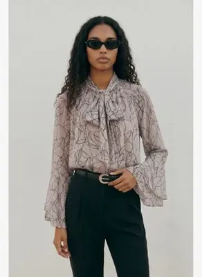 Sateen Desenli Fularlı Bluz - Siyah