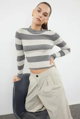 TRENDYOLMİLLA Antrasit Crop Pamuklu Renk Bloklu Triko Kazak TWOAW20KZ0255