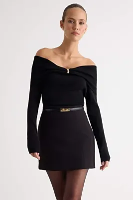TRENDYOLMİLLA Siyah Rayon Görünümlü Özel İplik Carmen Yaka Triko Kazak TWOAW27KZ00157