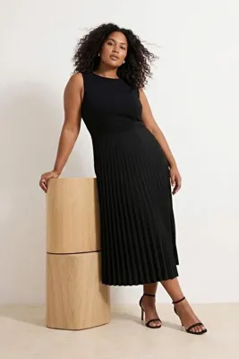 Trendyol Curve Siyah Piliseli Astarlı Kolsuz Esnek Örme Midi Büyük Beden Elbise TBBSS26AH00135