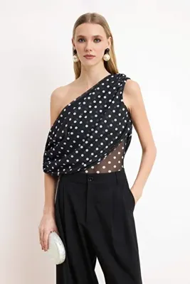 TRENDYOLMİLLA Siyah-Beyaz Asimetrik Yaka Puantiyeli Party Bluz TPRSS26BZ00027