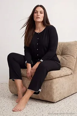 Trendyol Curve Siyah %100 Pamuklu Baby Overlok ve Kurdele Detaylı Örme Büyük Beden Pijama Takımı TBBAW27AI00008