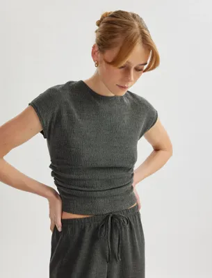 Koton Drape Detaylı Kısa Yarasa Kollu Bisiklet Yaka Slim Fit Dokulu Tişört