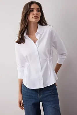 TRENDYOLMİLLA Beyaz Beli Kurdele Detaylı Regular Dokuma Gömlek TWOAW26GO00006
