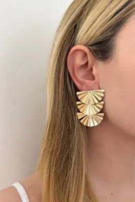 Lavian Accessories Fiona Yelpaze Sallantılı Hafif Gold Küpe