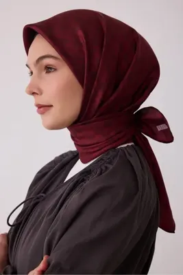 Belli Kırmızı Geometrik Desen %100 Twill İpek Eşarp 4425-52