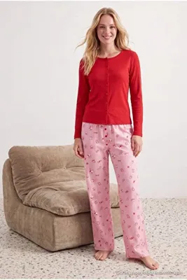 TRENDYOLMİLLA Kırmızı-Pembe Fitilli Eğlence Desenli Hırkalı Örme Pijama Takımı THMAW27PT00123