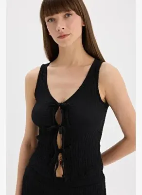 Defacto Slim Fit Dar Kesim V Yaka Kırışık Dokulu Önü Bağlamalı Kolsuz Bluz