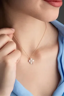 Karem Jewellery Beyaz Dört Yapraklı Şans Yoncası Rose Altın Kaplama Şık & Zarif Hediyelik Özel Tasarım Şık Kadın Kolye