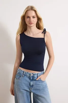 TRENDYOLMİLLA Lacivert Fitted/Vücuda Oturan Asimetrik Yaka Bağlama Detaylı Esnek Örme Bluz TWOSS26BZ00078