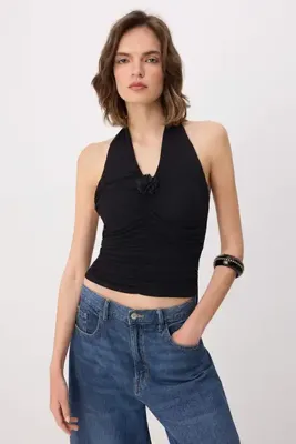 TRENDYOLMİLLA Siyah Fitted/Vücuda Oturan Boyundan Bağlamalı Aksesuarlı Yumuşak Örme Bluz TWOSS26BZ00339
