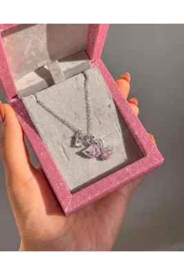 Gleemy accesories Kişiye Özel Aşk ve Sadakat Sembolü Kuğu Figürlü Pembe Zirkon Taşlı Harfli Zarif Kadın Kolye